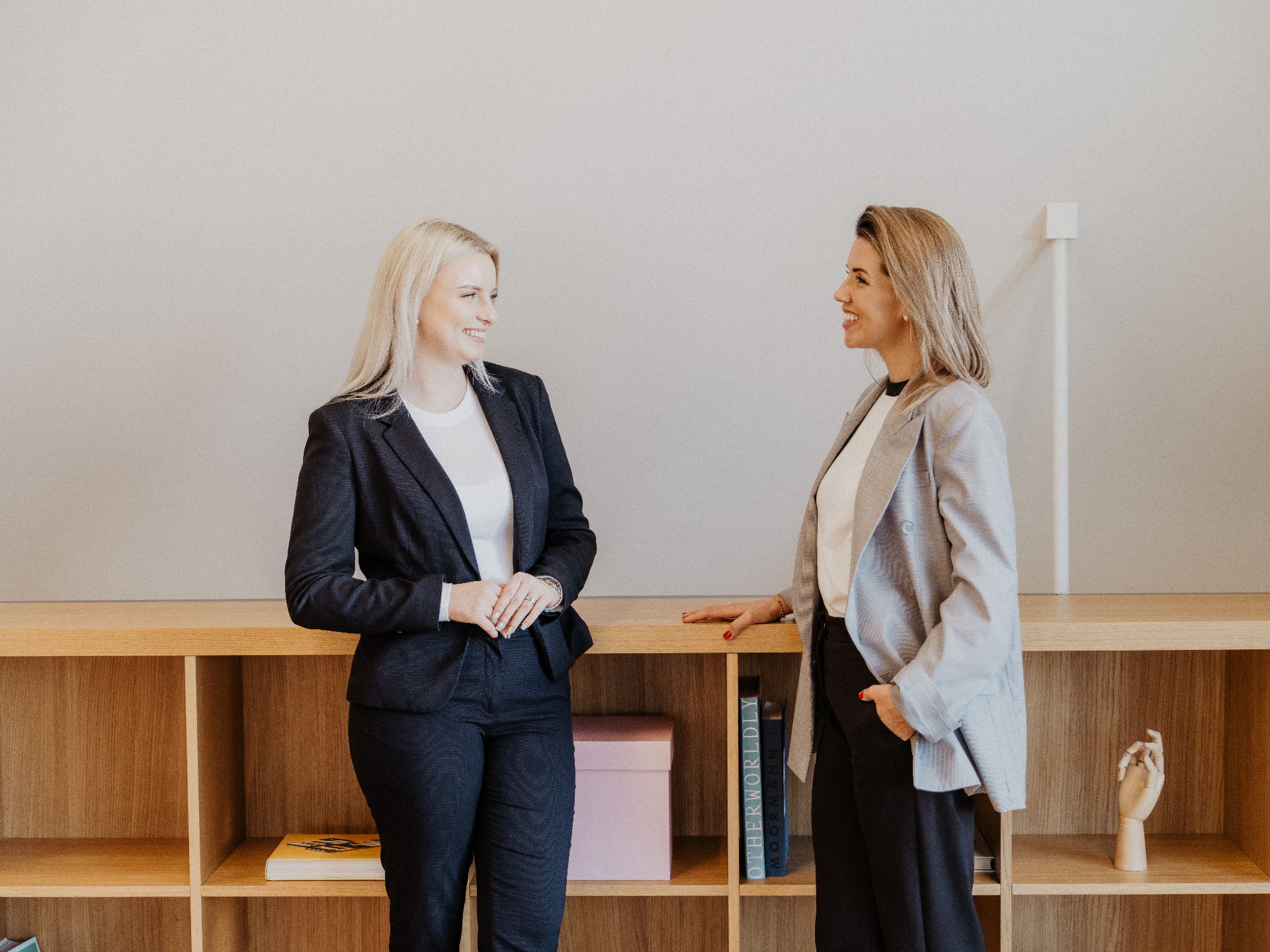 Anne Fischer und Sarah Maria Lanz von Beeyond Personalberatung im Gespräch im Zürcher Büro
